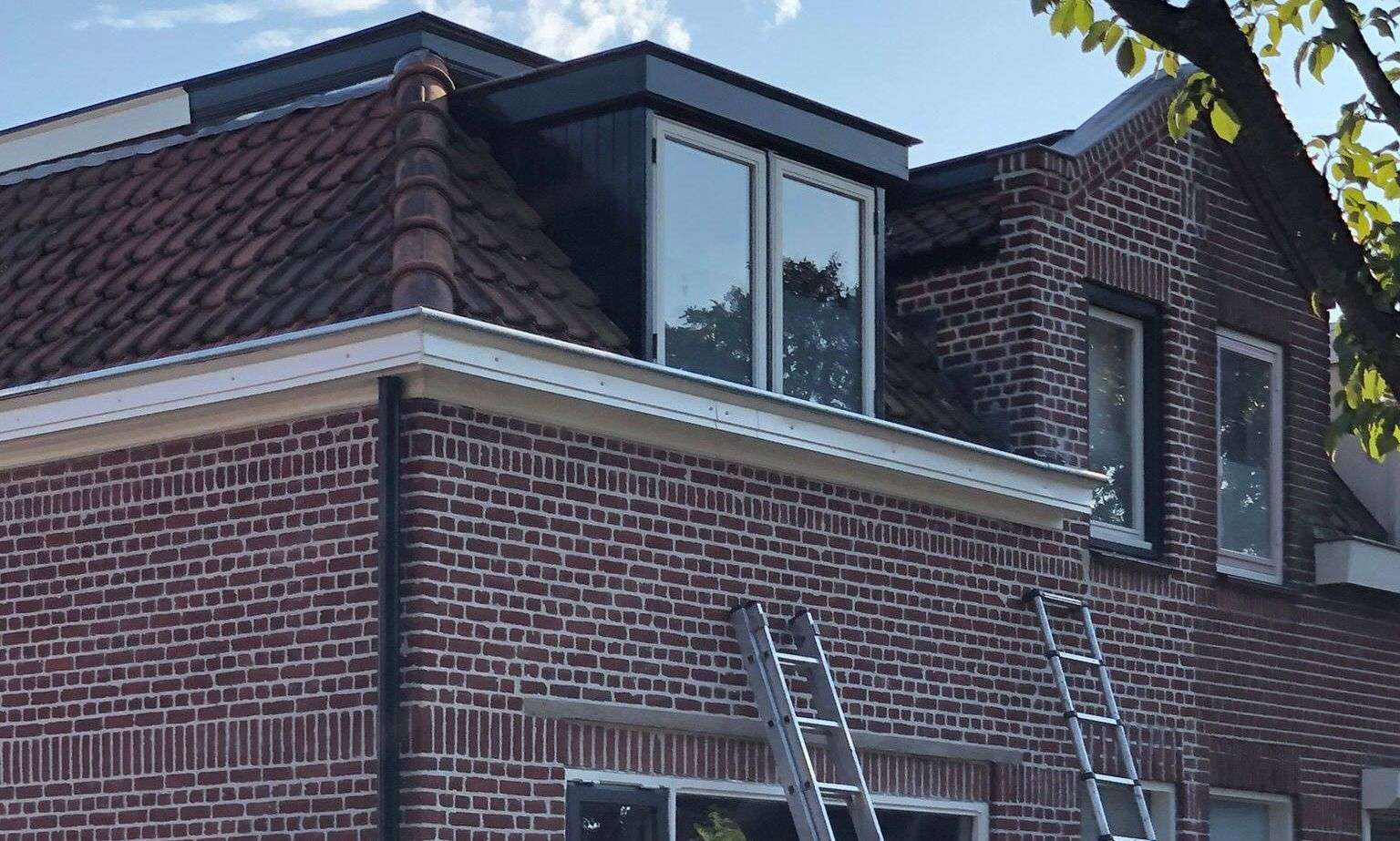 Met de ladden een dakgoot inspecteren in Wehl