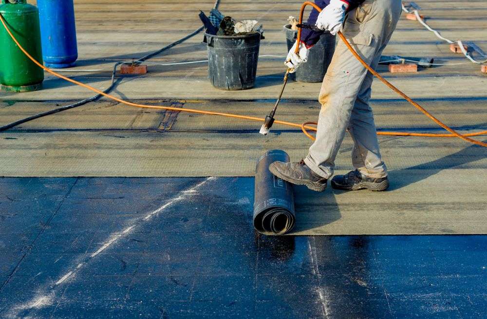 Nieuw dak met bitumen leggen in Wehl