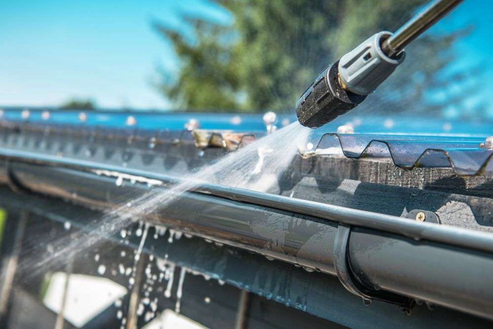 Reinigen van een dakgoot in Wehl